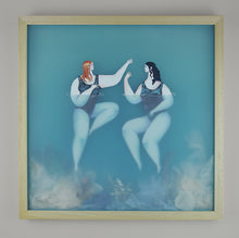 Load image into Gallery viewer, Bañistas Dialogando | Sonia Alins | Painting
